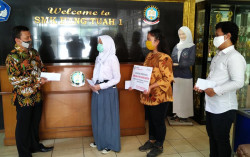 Yayasan AHM Salurkan Beasiswa Pendidikan untuk Belajar di Masa Pandemi